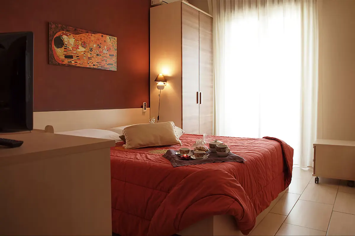 Camera del B&B a Santeramo in Colle con letto e arredi in legno